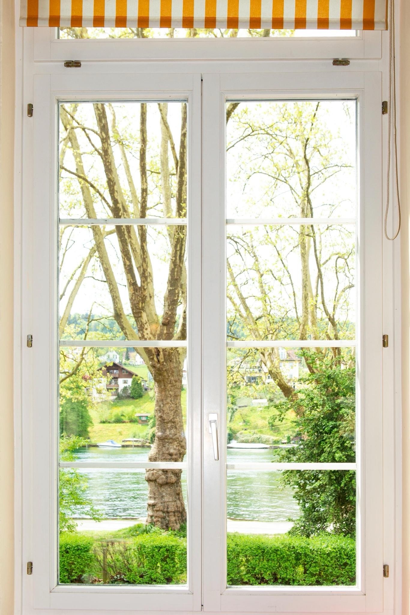 Blick durchs Fenster.