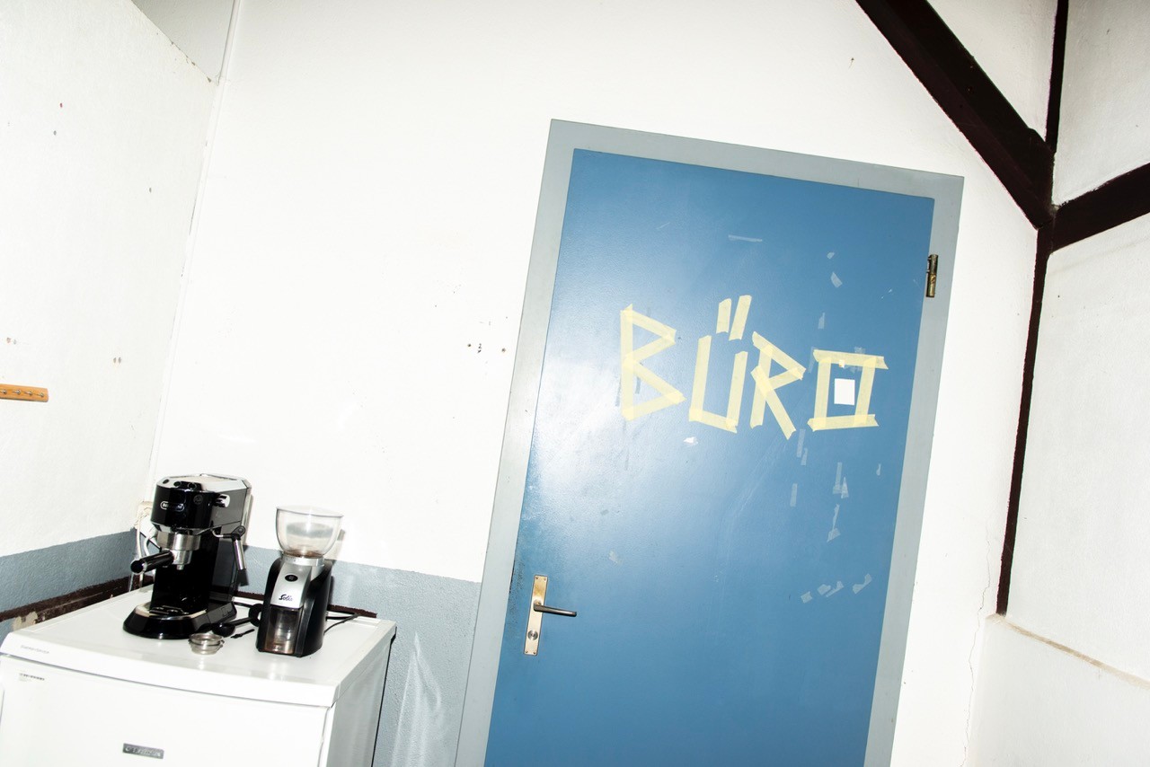 Zum Büro.